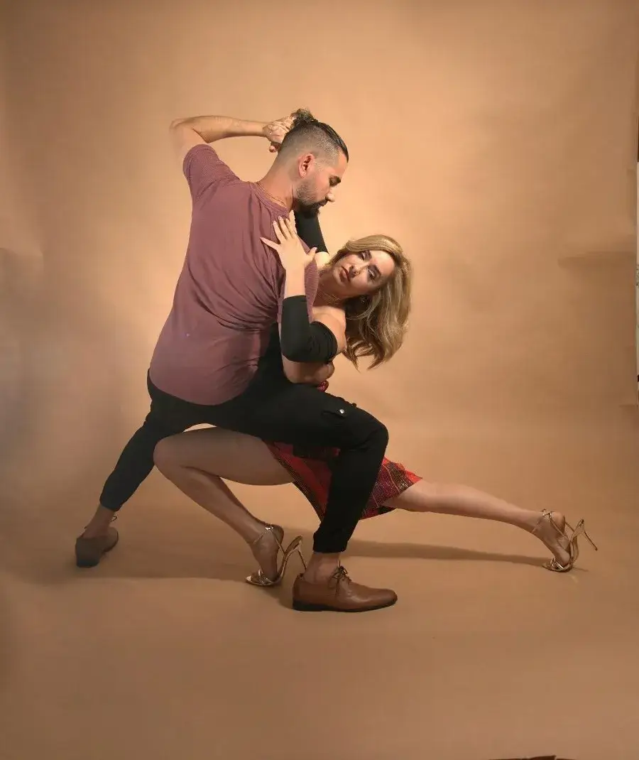 גבר ואישה רוקדים מחול