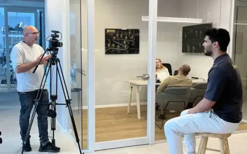 יוסי מצלם את צוריאל